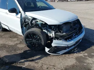 2022 Volkswagen Tiguan SE R-Line Black z VIN 3VVCB7AX8NM131565, wystawiony jako IAAI lot #40769279 z przebiegiem 26 000 mil mil oraz . Historia ofert i sprzedaży dostępna na DreamBid. Obrazek 6.