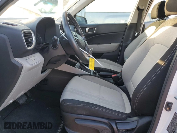 2021 Hyundai Venue SEL z VIN KMHRC8A3XMU063820, wystawiony jako Copart lot #50095625 z przebiegiem 25 348 mil mil oraz Czysty tytuł • Clean title. Historia ofert i sprzedaży dostępna na DreamBid. Obrazek 7.