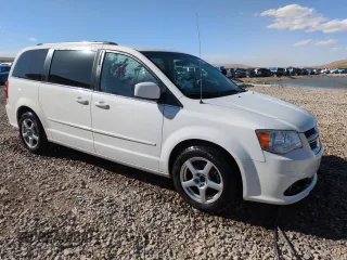 2013 Dodge Grand Caravan Crew with VIN 2C4RDGDG6DR549225, listed as a Copart auction lot 49479425 with 111,012 mi miles and Salvage Title. Bid and sale history available at DreamBid. Image 4.