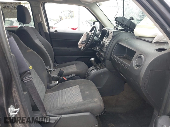 2017 Jeep Patriot High Altitude z VIN 1C4NJRFBXHD113930, wystawiony jako IAAI lot #42463936 z przebiegiem 90 087 mil mil oraz . Historia ofert i sprzedaży dostępna na DreamBid. Obrazek 5.