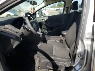 2018 Ford Focus SE z VIN 1FADP3F29JL206110, wystawiony jako Copart lot #53953515 z przebiegiem 80 841 mil mil oraz Szkoda całkowita • Salvage title. Historia ofert i sprzedaży dostępna na DreamBid. Obrazek 7.