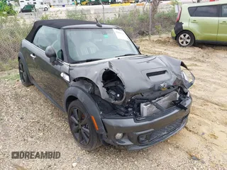 2015 MINI Convertible S z VIN WMWZP3C57F2A91485, wystawiony jako IAAI lot #42401139 z przebiegiem 59 357 mil mil oraz . Historia ofert i sprzedaży dostępna na DreamBid. Obrazek 1.
