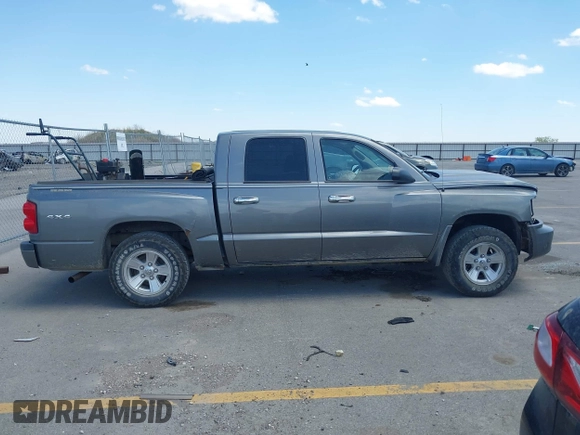 2010 Dodge Dakota Bighorn/Lonestar z VIN 1D7CW3GK4AS264452, wystawiony jako IAAI lot #42281697 z przebiegiem 106 599 mil mil oraz . Historia ofert i sprzedaży dostępna na DreamBid. Obrazek 13.