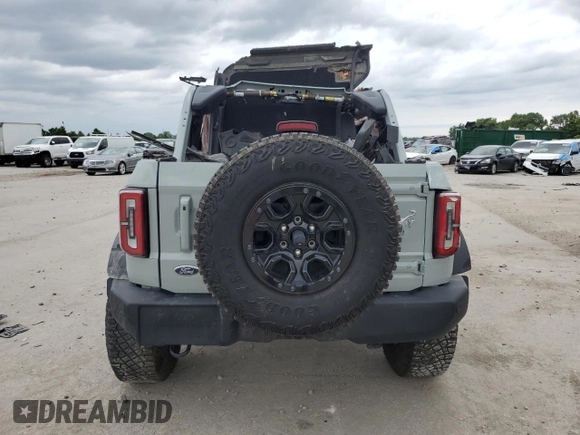 2023 Ford Bronco z VIN 1FMEE5DP1PLB38727, wystawiony jako Copart lot #62945695 z przebiegiem 25 342 mil mil oraz Szkoda całkowita • Salvage title. Historia ofert i sprzedaży dostępna na DreamBid. Obrazek 6.