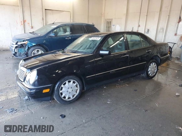 1998 Mercedes-Benz E-Class with VIN WDBJF65F2WA518941, listed as a Copart auction lot 42422425 with 153,131 mi miles and Salvage Title. Bid and sale history available at carsss.com. Image 1.