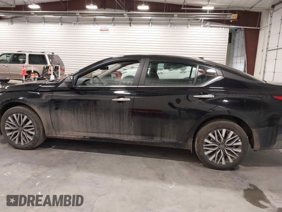 2025 Nissan Altima SV with VIN 1N4BL4DW7SN323575, listed as a IAAI auction lot 41603252 with 5,779 mi miles and . Bid and sale history available at DreamBid. Image 14.