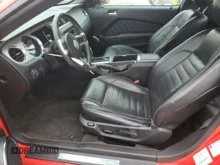 2013 Ford Mustang V6 z VIN 1ZVBP8AM1D5223156, wystawiony jako Copart lot #54687355 z przebiegiem 134 447 mil mil oraz Szkoda całkowita • Salvage title. Historia ofert i sprzedaży dostępna na DreamBid. Obrazek 7.