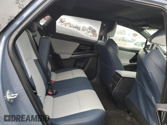 2023 Subaru Solterra Premium z VIN JTMABABA1PA031661, wystawiony jako Copart lot #48266764 z przebiegiem Nie podano mil oraz . Historia ofert i sprzedaży dostępna na DreamBid. Obrazek 10.