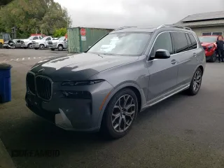 2025 BMW X7 xDrive40i z VIN 5UX23EM04S9W26820, wystawiony jako Copart lot #59388515 z przebiegiem 20 124 mil mil oraz Czysty tytuł • Clean title. Historia ofert i sprzedaży dostępna na DreamBid. Obrazek 1.