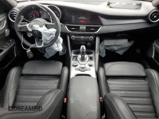 2022 Alfa Romeo Giulia Veloce z VIN ZARFANBN8N7665049, wystawiony jako Copart lot #73681754 z przebiegiem 33 500 mil mil oraz Nie do naprawy • Non repairable. Historia ofert i sprzedaży dostępna na DreamBid. Obrazek 8.