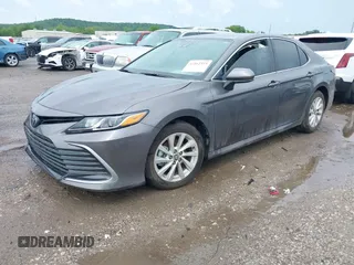 2024 Toyota Camry LE z VIN 4T1C11AK2RU879602, wystawiony jako IAAI lot #42162353 z przebiegiem 6 185 mil mil oraz . Historia ofert i sprzedaży dostępna na DreamBid. Obrazek 17.