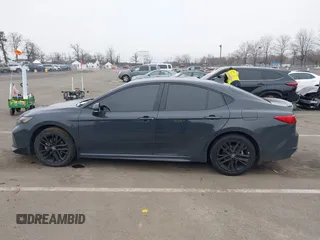 2025 Toyota Camry LE z VIN 4T1DBADK8SU009193, wystawiony jako IAAI lot #41558090 z przebiegiem 8 226 mil mil oraz . Historia ofert i sprzedaży dostępna na DreamBid. Obrazek 14.