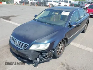 2005 Volkswagen Phaeton z VIN WVWAF03D058005435, wystawiony jako IAAI lot #41671418 z przebiegiem 87 199 mil mil oraz . Historia ofert i sprzedaży dostępna na DreamBid. Obrazek 6.