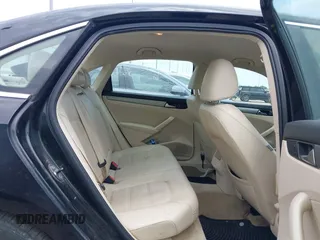 2014 Volkswagen Passat S z VIN 1VWAT7A30EC053992, wystawiony jako IAAI lot #42276297 z przebiegiem 161 958 mil mil oraz . Historia ofert i sprzedaży dostępna na DreamBid. Obrazek 8.