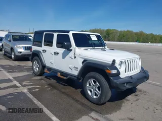 2020 Jeep Wrangler Unlimited Sport S z VIN 1C4HJXDN2LW138980, wystawiony jako IAAI lot #42086095 z przebiegiem 58 735 mil mil oraz . Historia ofert i sprzedaży dostępna na DreamBid. Obrazek 1.