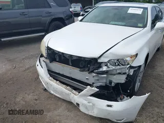 2012 Lexus LS 460 L z VIN JTHGL5EF3C5045004, wystawiony jako IAAI lot #42466634 z przebiegiem Nie podano mil oraz . Historia ofert i sprzedaży dostępna na DreamBid. Obrazek 6.
