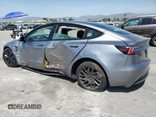 2024 Tesla Model 3 z VIN 5YJ3E1EA8RF870082, wystawiony jako Copart lot #51914895 z przebiegiem 4 353 mil mil oraz Szkoda całkowita • Salvage title. Historia ofert i sprzedaży dostępna na DreamBid. Obrazek 2.