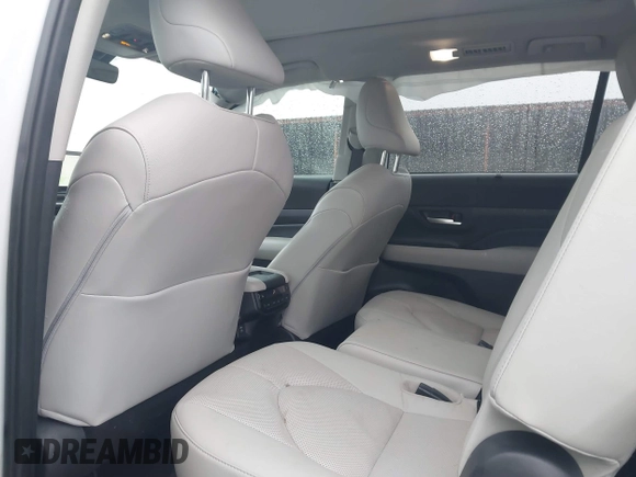 2024 Toyota Highlander XLE z VIN 5TDAAAA59RS011154, wystawiony jako IAAI lot #41243314 z przebiegiem 28 555 mil mil oraz . Historia ofert i sprzedaży dostępna na DreamBid. Obrazek 8.