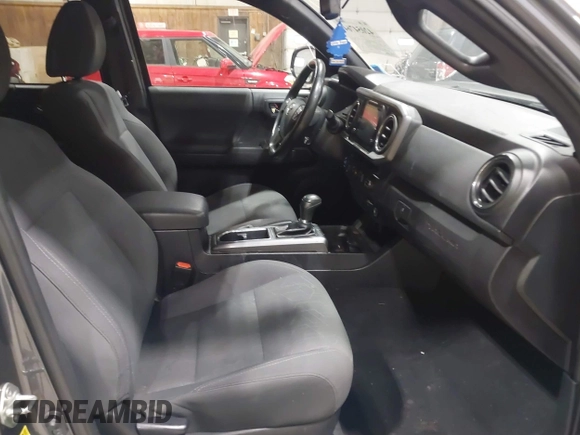 2017 Toyota Tacoma SR5 z VIN 5TFCZ5AN6HX111116, wystawiony jako IAAI lot #42054764 z przebiegiem 103 107 mil mil oraz . Historia ofert i sprzedaży dostępna na DreamBid. Obrazek 5.