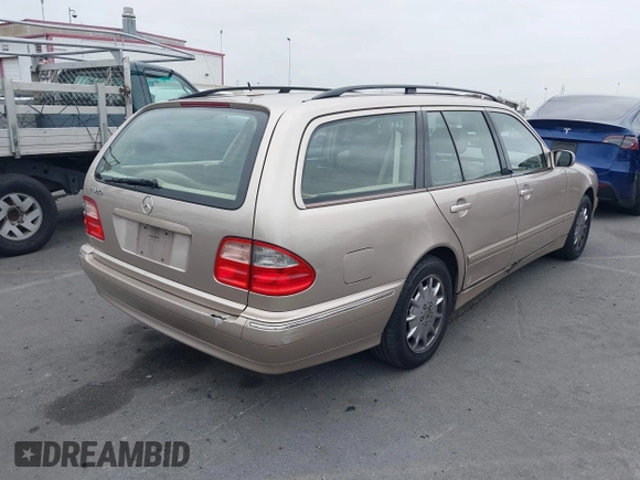 2000 Mercedes-Benz E 320 with VIN WDBJH65J8YA981779, listed as a IAAI auction lot 42107928 with 276,090 mi miles and . Bid and sale history available at DreamBid. Image 4.