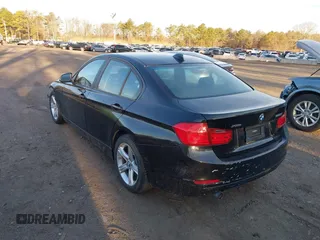 2013 BMW 3 Series 320i xDrive z VIN WBA3C3C52DF981204, wystawiony jako IAAI lot #41731595 z przebiegiem 82 514 mil mil oraz . Historia ofert i sprzedaży dostępna na DreamBid. Obrazek 3.