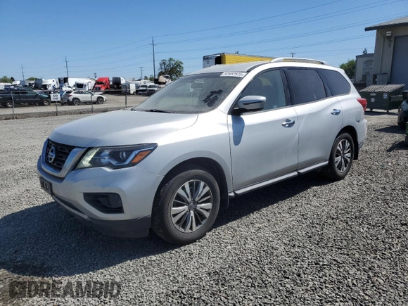 2020 Nissan Pathfinder S z VIN 5N1DR2AN0LC637868, wystawiony jako Copart lot #52652525 z przebiegiem 134 045 mil mil oraz Czysty tytuł • Clean title. Historia ofert i sprzedaży dostępna na DreamBid. Obrazek 1.