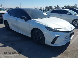 2025 Toyota Camry LE z VIN 4T1DAACK9SU047813, wystawiony jako IAAI lot #41656171 z przebiegiem 7 321 mil mil oraz . Historia ofert i sprzedaży dostępna na DreamBid. Obrazek 1.