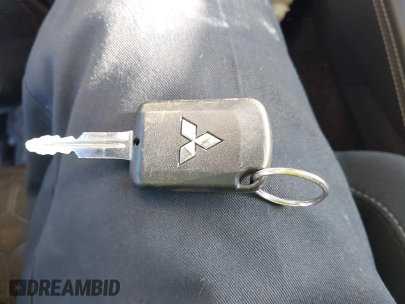 2023 Mitsubishi Outlander ES z VIN JA4ARUAU1PU011685, wystawiony jako IAAI lot #41575031 z przebiegiem 57 068 mil mil oraz . Historia ofert i sprzedaży dostępna na DreamBid. Obrazek 11.