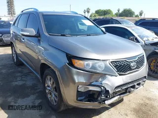 2013 Kia Sorento SX z VIN 5XYKW4A29DG378929, wystawiony jako IAAI lot #42380752 z przebiegiem 205 465 mil mil oraz . Historia ofert i sprzedaży dostępna na DreamBid. Obrazek 1.