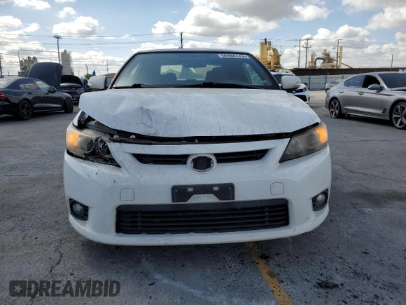 2013 Scion tC z VIN JTKJF5C70D3049592, wystawiony jako Copart lot #56988175 z przebiegiem 96 909 mil mil oraz Szkody całkowita. Historia ofert i sprzedaży dostępna na DreamBid. Obrazek 5.