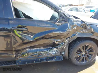 2019 Toyota Highlander SE with VIN 5TDJZRFH1KS970824, listed as a IAAI auction lot 41658366 with 156,543 mi miles. Bid and sale history available at carsss.com. Image 6.