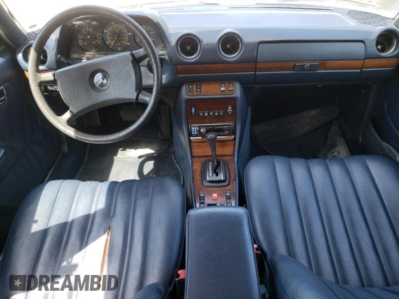 1983 Mercedes-Benz 300 D z VIN WDBAB33AXDB031298, wystawiony jako Copart lot #53799325 z przebiegiem 315 445 mil mil oraz Szkoda całkowita • Salvage title. Historia ofert i sprzedaży dostępna na DreamBid. Obrazek 8.