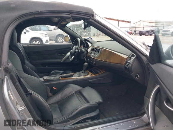 2006 BMW Z4 3.0si z VIN 4USBU53546LX01739, wystawiony jako IAAI lot #41531608 z przebiegiem 79 376 mil mil oraz . Historia ofert i sprzedaży dostępna na DreamBid. Obrazek 5.