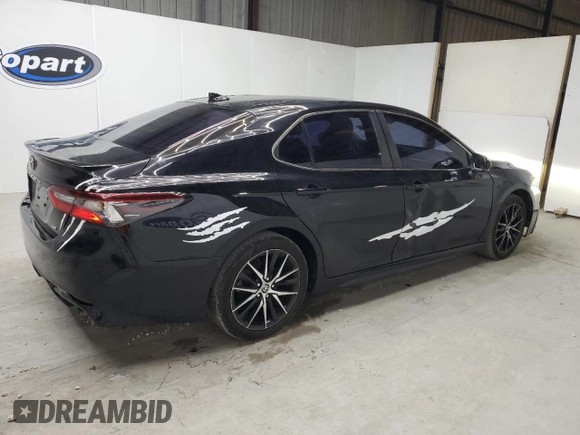 2022 Toyota Camry SE z VIN 4T1G11AK9NU057987, wystawiony jako Copart lot #56749015 z przebiegiem 85 171 mil mil oraz Czysty tytuł • Clean title. Historia ofert i sprzedaży dostępna na DreamBid. Obrazek 3.