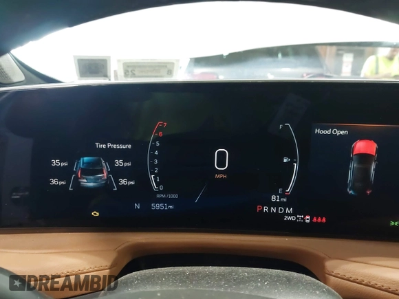 2024 Cadillac XT4 AWD Premium Luxury z VIN 1GYFZDR47RF206465, wystawiony jako IAAI lot #42562562 z przebiegiem 5 951 mil mil oraz . Historia ofert i sprzedaży dostępna na DreamBid. Obrazek 7.