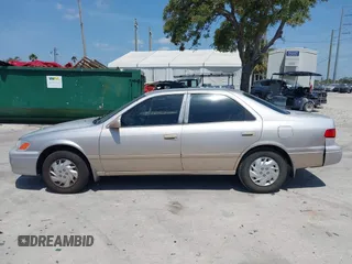 2000 Toyota Camry CE z VIN 4T1BG22K5YU972322, wystawiony jako IAAI lot #42098429 z przebiegiem 122 351 mil mil oraz . Historia ofert i sprzedaży dostępna na DreamBid. Obrazek 14.