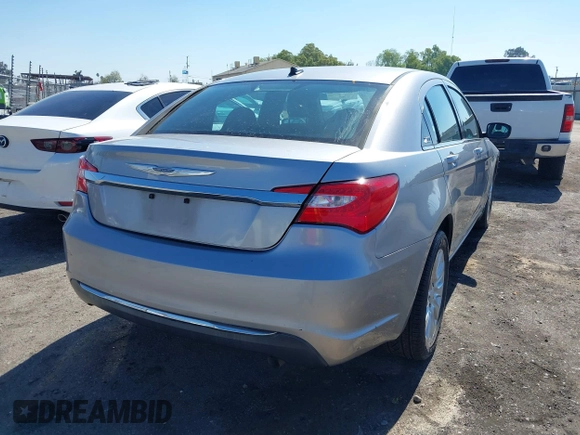2014 Chrysler 200 LX z VIN 1C3CCBAB3EN231263, wystawiony jako IAAI lot #41858333 z przebiegiem 63 100 mil mil oraz . Historia ofert i sprzedaży dostępna na DreamBid. Obrazek 4.