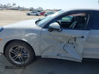 2024 Porsche Cayenne z VIN WP1AA2AY5RDA02624, wystawiony jako IAAI lot #42205528 z przebiegiem Nie podano mil oraz . Historia ofert i sprzedaży dostępna na DreamBid. Obrazek 16.