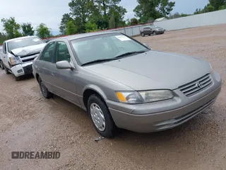 1997 Toyota Camry LE z VIN 4T1BG22KXVU034196, wystawiony jako IAAI lot #42504214 z przebiegiem 155 915 mil mil oraz . Historia ofert i sprzedaży dostępna na DreamBid. Obrazek 1.