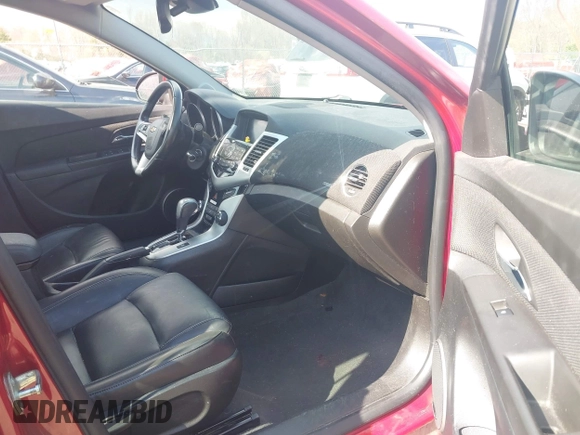 2014 Chevrolet Cruze 2LT z VIN 1G1PE5SB6E7450500, wystawiony jako IAAI lot #41977117 z przebiegiem 102 037 mil mil oraz . Historia ofert i sprzedaży dostępna na DreamBid. Obrazek 5.