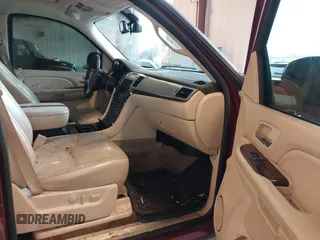 2007 Cadillac Escalade z VIN 1GYEC63857R311070, wystawiony jako IAAI lot #42380110 z przebiegiem 204 299 mil mil oraz . Historia ofert i sprzedaży dostępna na DreamBid. Obrazek 5.