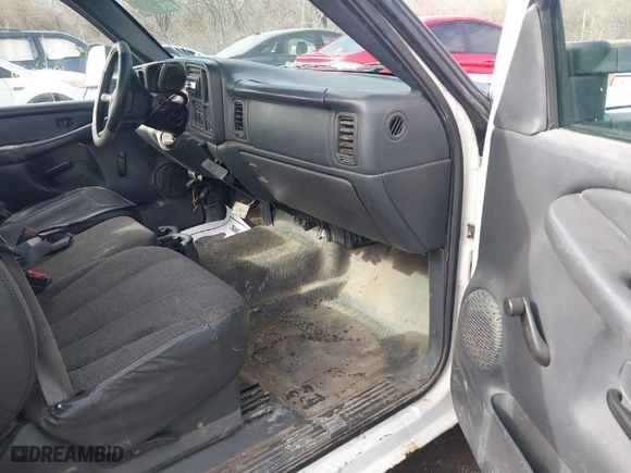 2002 Chevrolet Silverado 1500 with VIN 1GCEC14WX2Z146163, listed as a IAAI auction lot 41520765 with 195,742 mi miles. Bid and sale history available at carsss.com. Image 5.