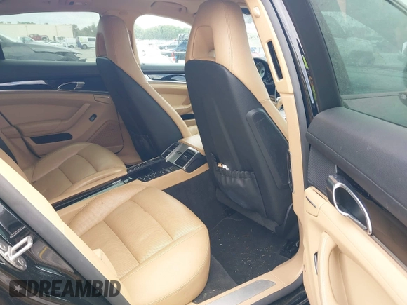 2015 Porsche Panamera S E-Hybrid z VIN WP0AD2A72FL040703, wystawiony jako IAAI lot #41937431 z przebiegiem 77 933 mil mil oraz . Historia ofert i sprzedaży dostępna na DreamBid. Obrazek 8.
