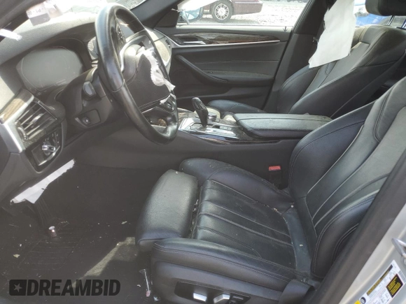 2020 BMW 5 Series 530i z VIN WBAJR3C06LWW60422, wystawiony jako Copart lot #55393945 z przebiegiem Nie podano mil oraz Tytuł czysty. Historia ofert i sprzedaży dostępna na DreamBid. Obrazek 7.