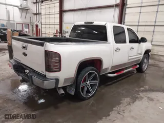 2009 Chevrolet Silverado 1500 LTZ with VIN 3GCEK33M39G177554, listed as a IAAI auction lot 41282566 with 142,356 mi miles. Bid and sale history available at carsss.com. Image 4.