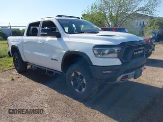 2019 Ram 1500 Rebel z VIN 1C6SRFLT5KN923837, wystawiony jako IAAI lot #41961921 z przebiegiem 68 400 mil mil oraz . Historia ofert i sprzedaży dostępna na DreamBid. Obrazek 1.