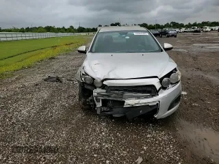 2012 Chevrolet Sonic LS z VIN 1G1JA5SH6C4164795, wystawiony jako Copart lot #55952365 z przebiegiem 119 966 mil mil oraz Szkoda całkowita • Salvage title. Historia ofert i sprzedaży dostępna na DreamBid. Obrazek 14.
