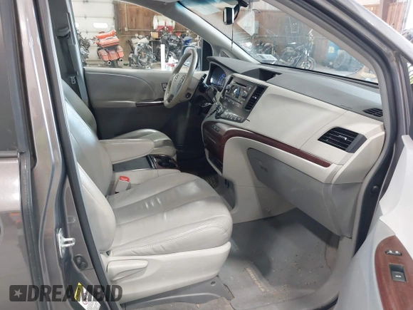 2011 Toyota Sienna XLE AAS z VIN 5TDYK3DC9BS086170, wystawiony jako IAAI lot #42596944 z przebiegiem 156 813 mil mil oraz . Historia ofert i sprzedaży dostępna na DreamBid. Obrazek 5.