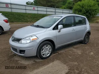 2011 Nissan Versa S z VIN 3N1BC1CP6BL402628, wystawiony jako Copart lot #60285555 z przebiegiem 109 562 mil mil oraz Czysty tytuł • Clean title. Historia ofert i sprzedaży dostępna na DreamBid. Obrazek 1.