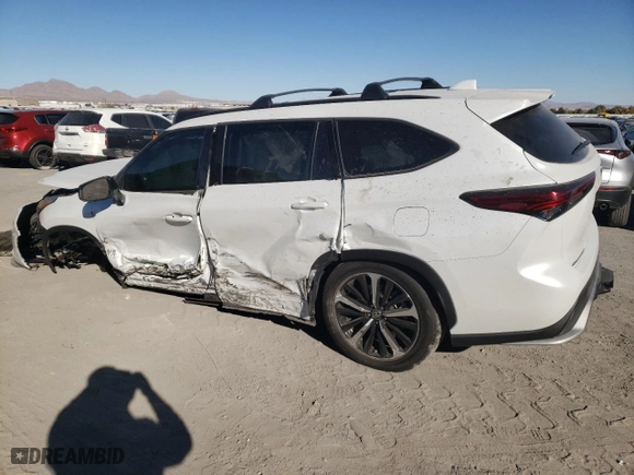 2022 Toyota Highlander XSE with VIN 5TDJZRAH8NS099982, listed as a Copart auction lot 79723234 with 42,992 mi miles and Salvage Title. Bid and sale history available at carsss.com. Image 2.